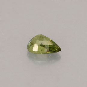 0.50カラットの天然ゴールデングリーンデマントイドガーネット（5.7×4 mm・オーバルカット）