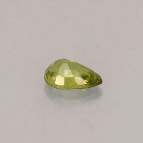 0.49カラットの天然ゴールデングリーンデマントイドガーネット（5.9×4 mm・洋梨の形）