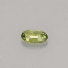 0.45カラットの天然ゴールデングリーンデマントイドガーネット（5.7×4 mm・オーバルカット）