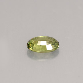 0.59カラットの天然ゴールデングリーンデマントイドガーネット（6×4.2 mm・オーバルカット）
