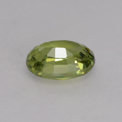 0.64カラットの天然アーシーグリーンデマントイドガーネット（5.8×4.1 mm・オーバルカット）