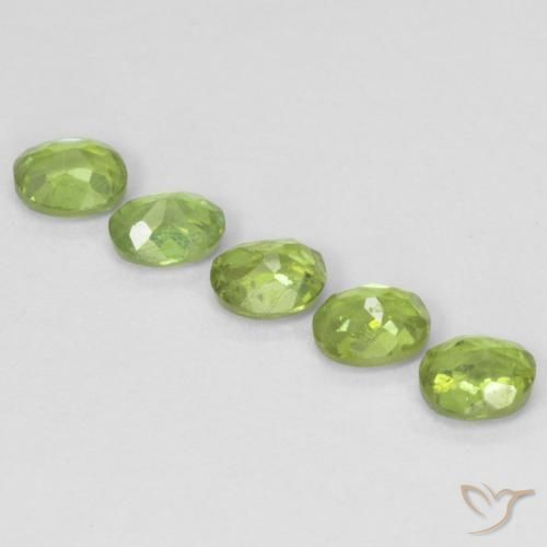 Shop natural 1.33ct ライブリーグリーン デマントイドガーネット gems, 楕円形, from ナミビア at GemSelect. In stock, global shipping!