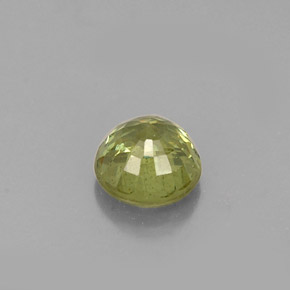 0.64カラットの天然ゴールデングリーンデマントイドガーネット（4.85 mm・ラウンドカット）