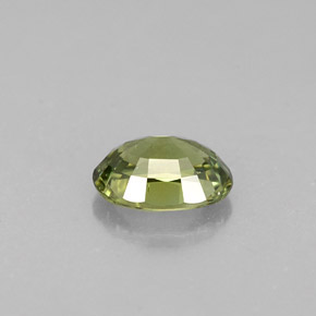 0.62カラットの天然ゴールデングリーンデマントイドガーネット（5.9×4.3 mm・オーバルカット）