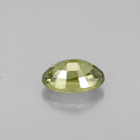 0.63カラットの天然ゴールデングリーンデマントイドガーネット（6×4.1 mm・オーバルカット）