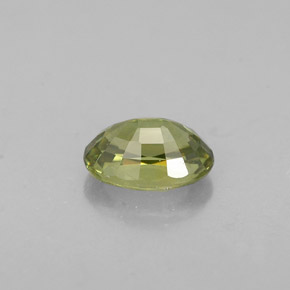 0.67カラットの天然ゴールデングリーンデマントイドガーネット（6×4.1 mm・オーバルカット）