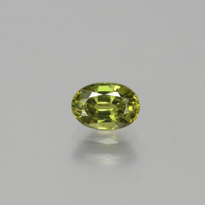 0.71カラットの天然ゴールデングリーンデマントイドガーネット（6.1×4.3 mm・オーバルカット）