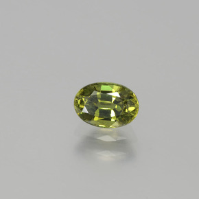 0.71カラットの天然ゴールデングリーンデマントイドガーネット（6.1×4.3 mm・オーバルカット）