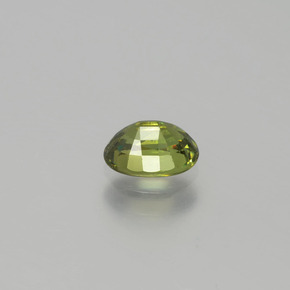 0.71カラットの天然ゴールデングリーンデマントイドガーネット（6.1×4.3 mm・オーバルカット）