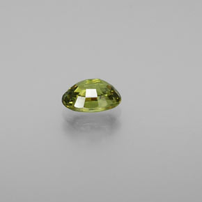 0.72カラットの天然ゴールデングリーンデマントイドガーネット（6.1×4.3 mm・オーバルカット）