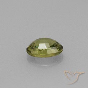 0.61カラットの天然ライトグリーンデマントイドガーネット（5.8×4.1 mm・オーバルカット）