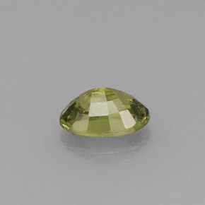 0.58カラットの天然ゴールデングリーンデマントイドガーネット（6×4.1 mm・オーバルカット）