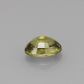 0.70カラットの天然ゴールデングリーンデマントイドガーネット（6.1×4.3 mm・オーバルカット）
