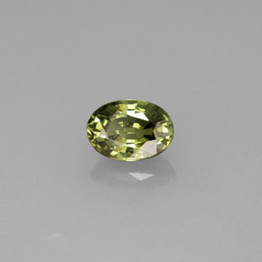 0.74カラットの天然ゴールデングリーンデマントイドガーネット（6.1×4.3 mm・オーバルカット）