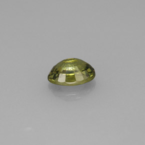 0.74カラットの天然ゴールデングリーンデマントイドガーネット（6.1×4.3 mm・オーバルカット）