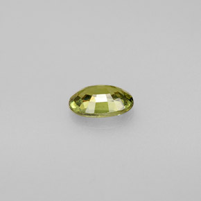 0.59カラットの天然ゴールデングリーンデマントイドガーネット（6.2×4.2 mm・オーバルカット）
