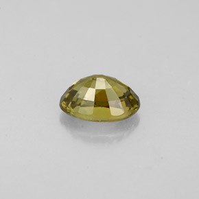 0.75カラットの天然ゴールデングリーンデマントイドガーネット（6.3×4.2 mm・オーバルカット）