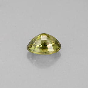 0.75カラットの天然ゴールデングリーンデマントイドガーネット（6×4.1 mm・オーバルカット）