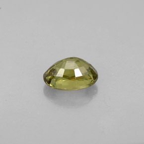 0.71カラットの天然ゴールデングリーンデマントイドガーネット（5.9×4.2 mm・オーバルカット）