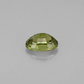 0.66カラットの天然ゴールデングリーンデマントイドガーネット（6×4.2 mm・オーバルカット）