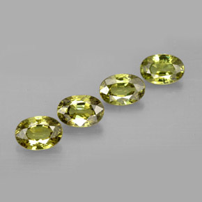 2.45カラットの天然ゴールデングリーンデマントイドガーネット（6×4.1 mm・オーバルカット）