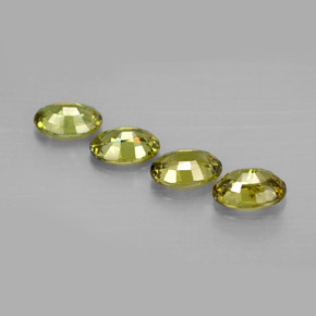 2.45カラットの天然ゴールデングリーンデマントイドガーネット（6×4.1 mm・オーバルカット）