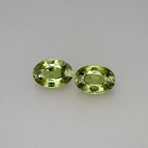 カラットの天然ゴールデングリーンデマントイドガーネット（5.9×4.1 mm・オーバルカット）