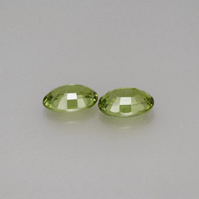 カラットの天然ゴールデングリーンデマントイドガーネット（5.9×4.1 mm・オーバルカット）