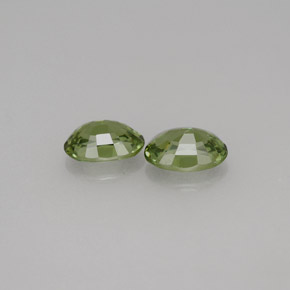 カラットの天然ゴールデングリーンデマントイドガーネット（5.9×4.1 mm・オーバルカット）
