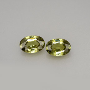 カラットの天然ゴールデングリーンデマントイドガーネット（6×4.2 mm・オーバルカット）