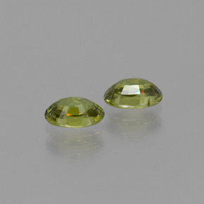 カラットの天然ゴールデングリーンデマントイドガーネット（5.9×4.1 mm・オーバルカット）