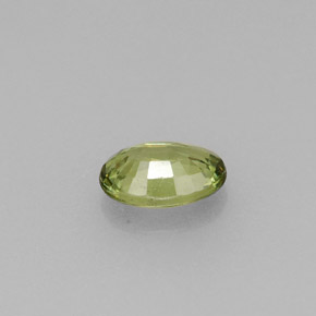 0.53カラットの天然ゴールデングリーンデマントイドガーネット（5.8×4.1 mm・オーバルカット）