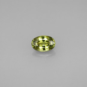 0.65カラットの天然ゴールデングリーンデマントイドガーネット（6.1×4.1 mm・オーバルカット）