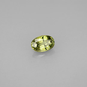 0.65カラットの天然ゴールデングリーンデマントイドガーネット（6.1×4.1 mm・オーバルカット）