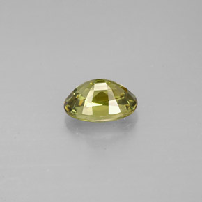 0.71カラットの天然ゴールデングリーンデマントイドガーネット（6.1×4.2 mm・オーバルカット）