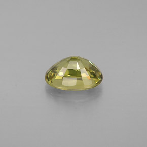 0.68カラットの天然ゴールデングリーンデマントイドガーネット（6×4.1 mm・オーバルカット）