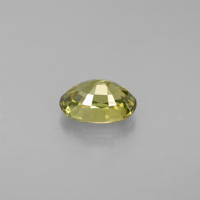 0.66カラットの天然ゴールデングリーンデマントイドガーネット（6×4.2 mm・オーバルカット）