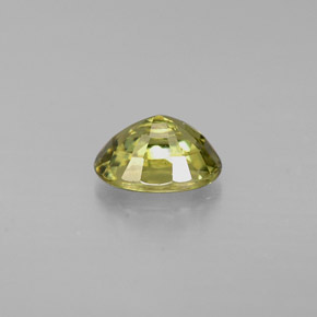 0.74カラットの天然ゴールデングリーンデマントイドガーネット（6.2×4.2 mm・オーバルカット）