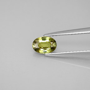 0.63カラットの天然ゴールデングリーンデマントイドガーネット（6.2×4.3 mm・オーバルカット）
