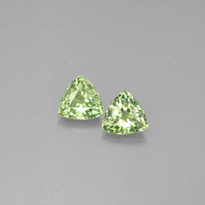 カラットの天然グリーンデマントイドガーネット（4.8×4.6 mm・トリリアント）