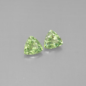 カラットの天然グリーンデマントイドガーネット（4.8×4.6 mm・トリリアント）