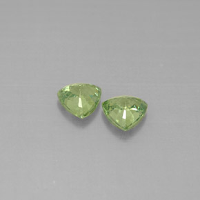 カラットの天然グリーンデマントイドガーネット（4.8×4.6 mm・トリリアント）