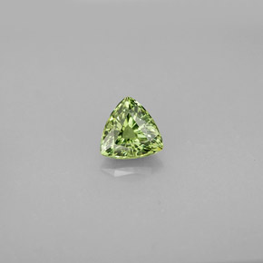 0.77カラットの天然ゴールデングリーンデマントイドガーネット（5.6×5.5 mm・トリリアント）