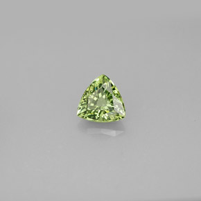 0.77カラットの天然ゴールデングリーンデマントイドガーネット（5.6×5.5 mm・トリリアント）