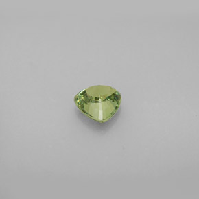 0.77カラットの天然ゴールデングリーンデマントイドガーネット（5.6×5.5 mm・トリリアント）