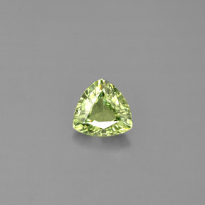 0.57カラットの天然グリーンデマントイドガーネット（5.4×5.2 mm・トリリアント）