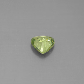 0.57カラットの天然グリーンデマントイドガーネット（5.4×5.2 mm・トリリアント）