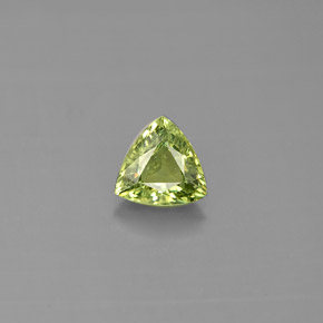 0.56カラットの天然グリーンデマントイドガーネット（5.3×5.1 mm・トリリアント）