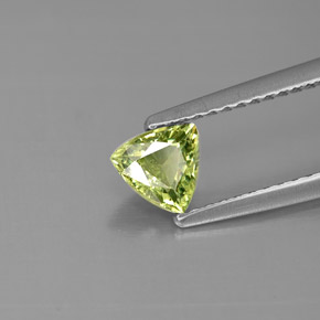 0.56カラットの天然グリーンデマントイドガーネット（5.3×5.1 mm・トリリアント）