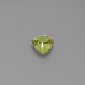 0.53カラットの天然グリーンデマントイドガーネット（4.9×4.9 mm・トリリアント）
